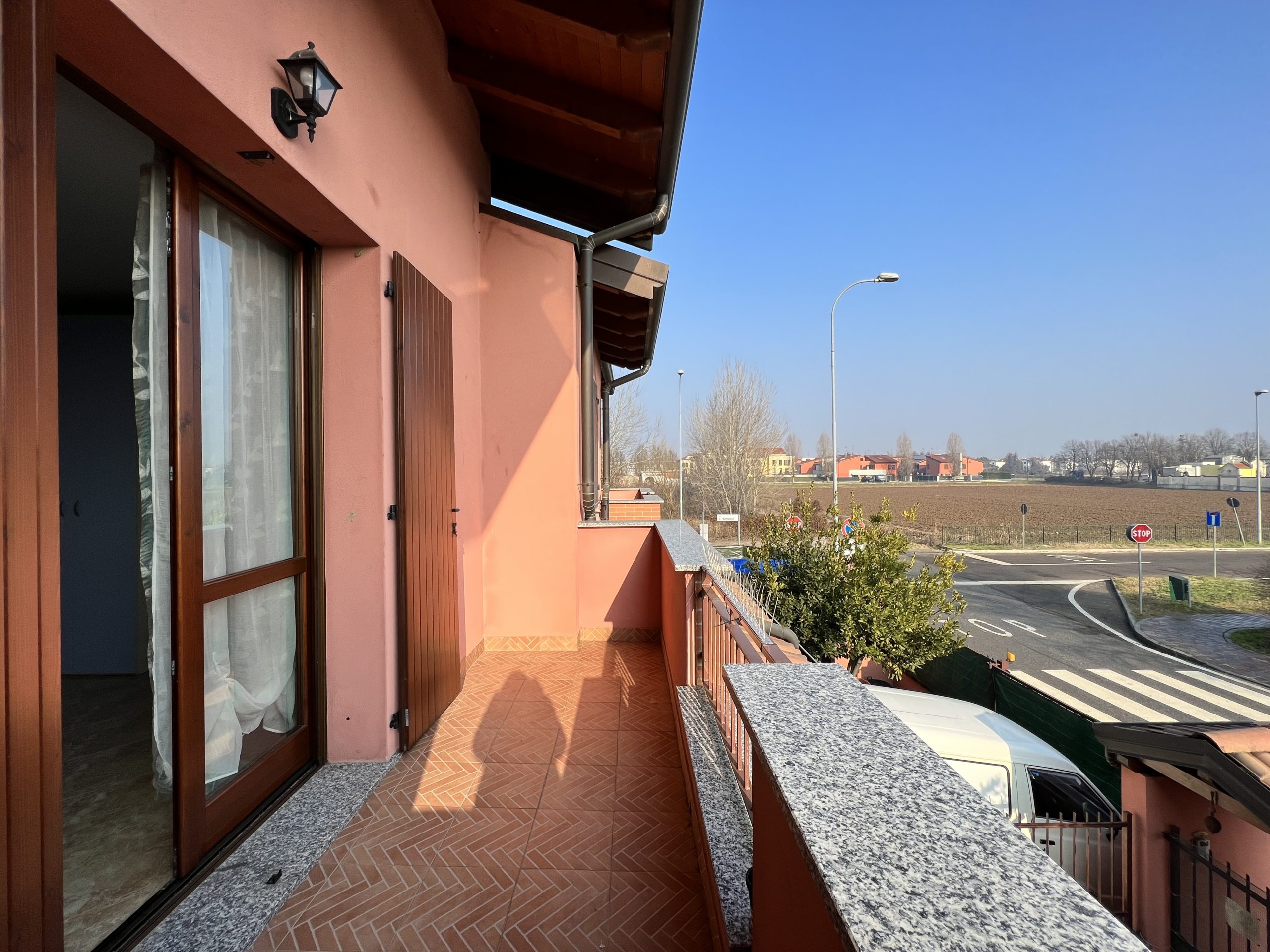 Bubbiano (MI) – Villa a schiera con giardino e balconi