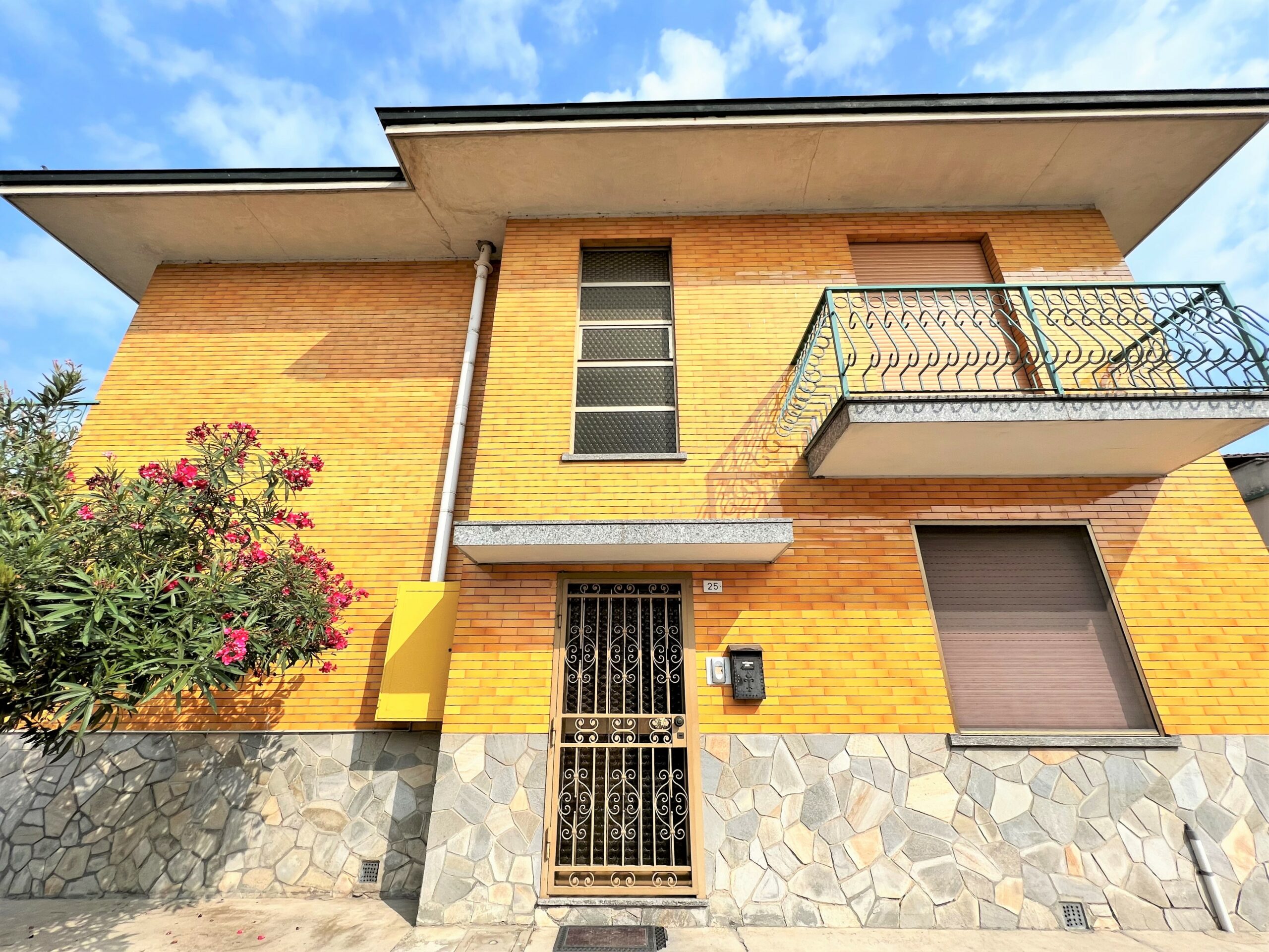 Casorate Primo (PV) – Appartamento trelocali con balconi